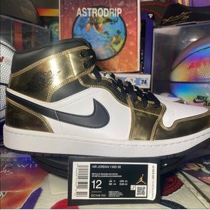 Air Jordan 1 Mid SE “metallic Gold” sneakers